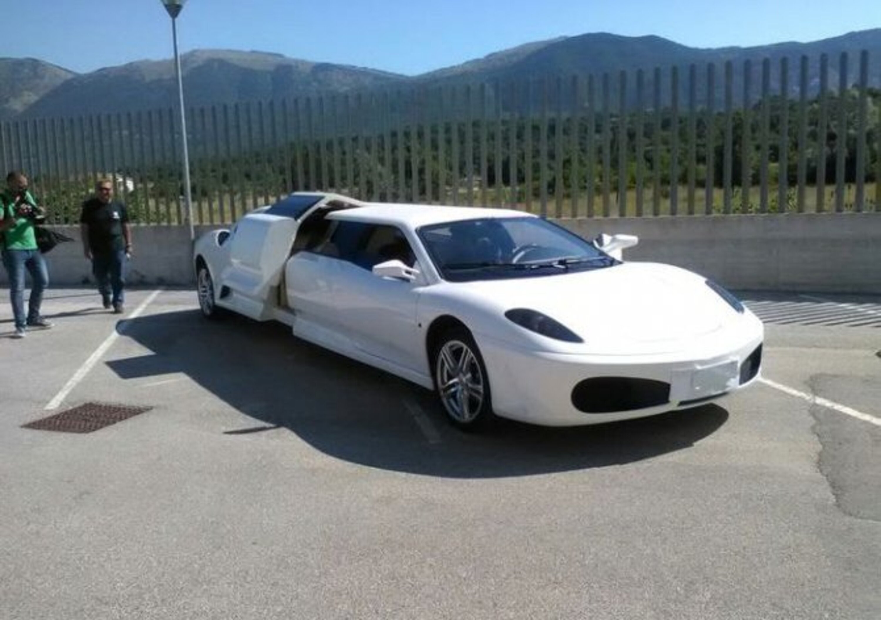 Isernia, sequestrata Ferrari F430 Limousine falsa
