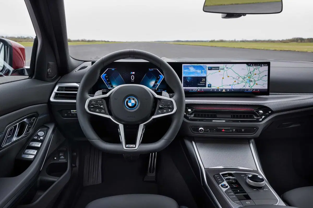 Nuova BMW Serie 3: le immagini degli interni
