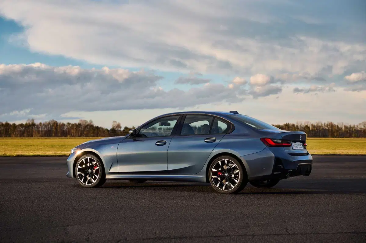 Nuova BMW Serie 3: le immagini degli esterni (14)