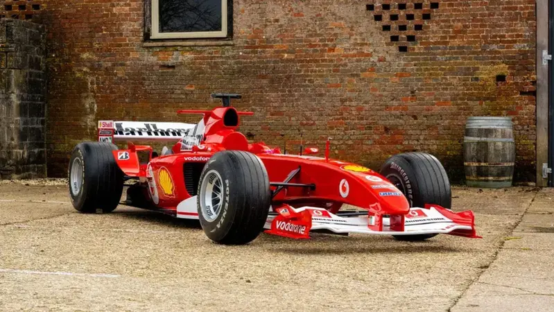 Una Ferrari F1 in scala 1:1 costruita a mano: &egrave; quella di Michael Schumacher F2004 e costa solo...