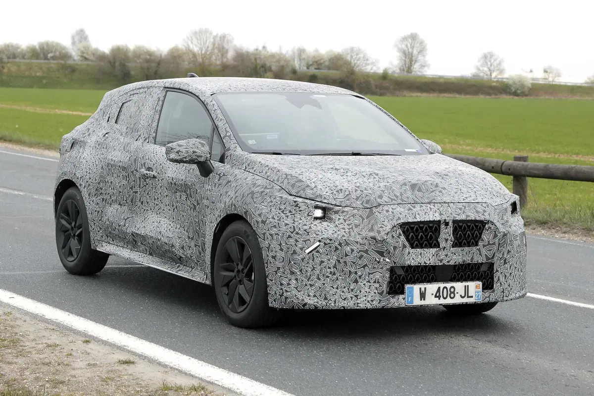 Renault Clio: avvistata la sesta generazione, sempre Full Hybrid [Foto Spia] (2)