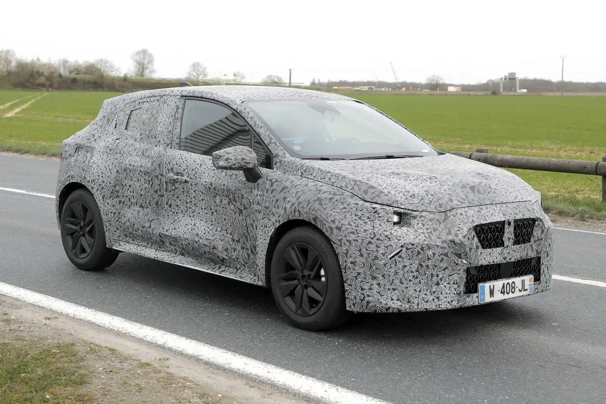 Renault Clio: avvistata la sesta generazione, sempre Full Hybrid [Foto Spia] (3)