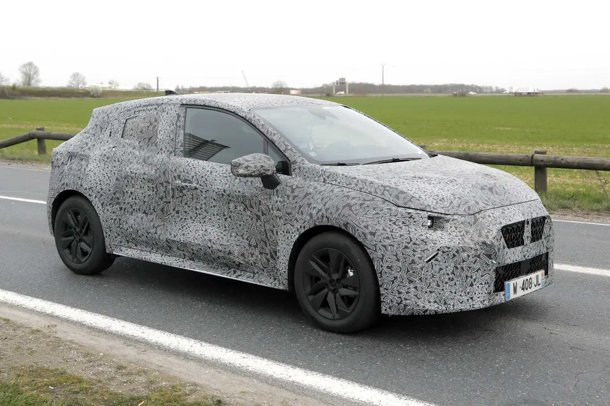 Renault Clio: avvistata la sesta generazione, sempre Full Hybrid [Foto Spia] (4)