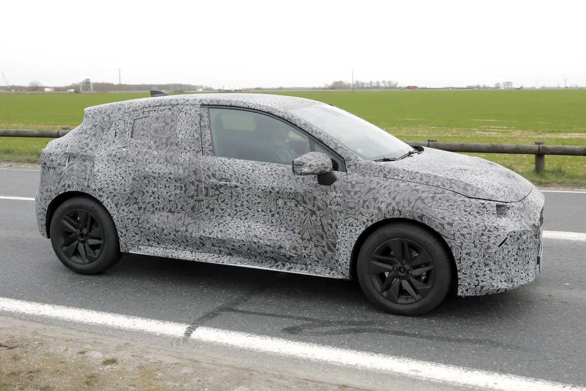 Renault Clio: avvistata la sesta generazione, sempre Full Hybrid [Foto Spia] (5)