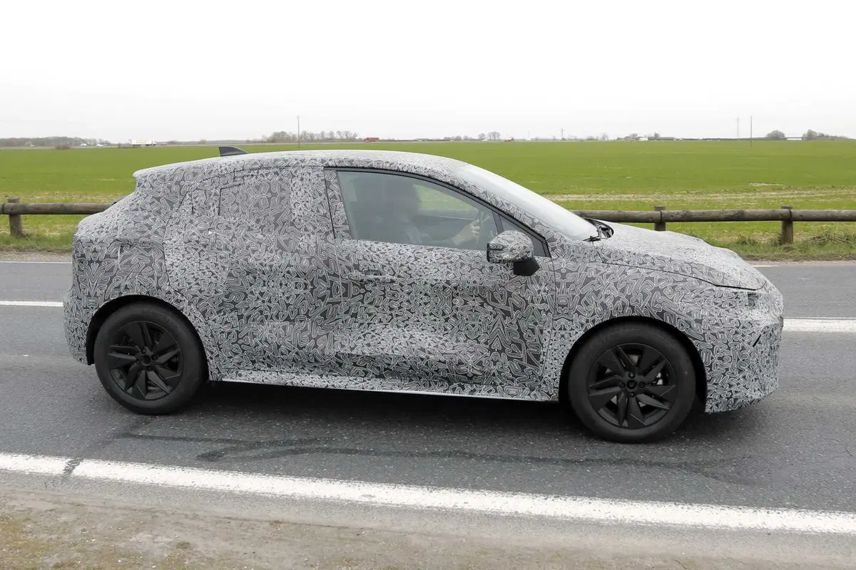Renault Clio: avvistata la sesta generazione, sempre Full Hybrid [Foto Spia] (6)
