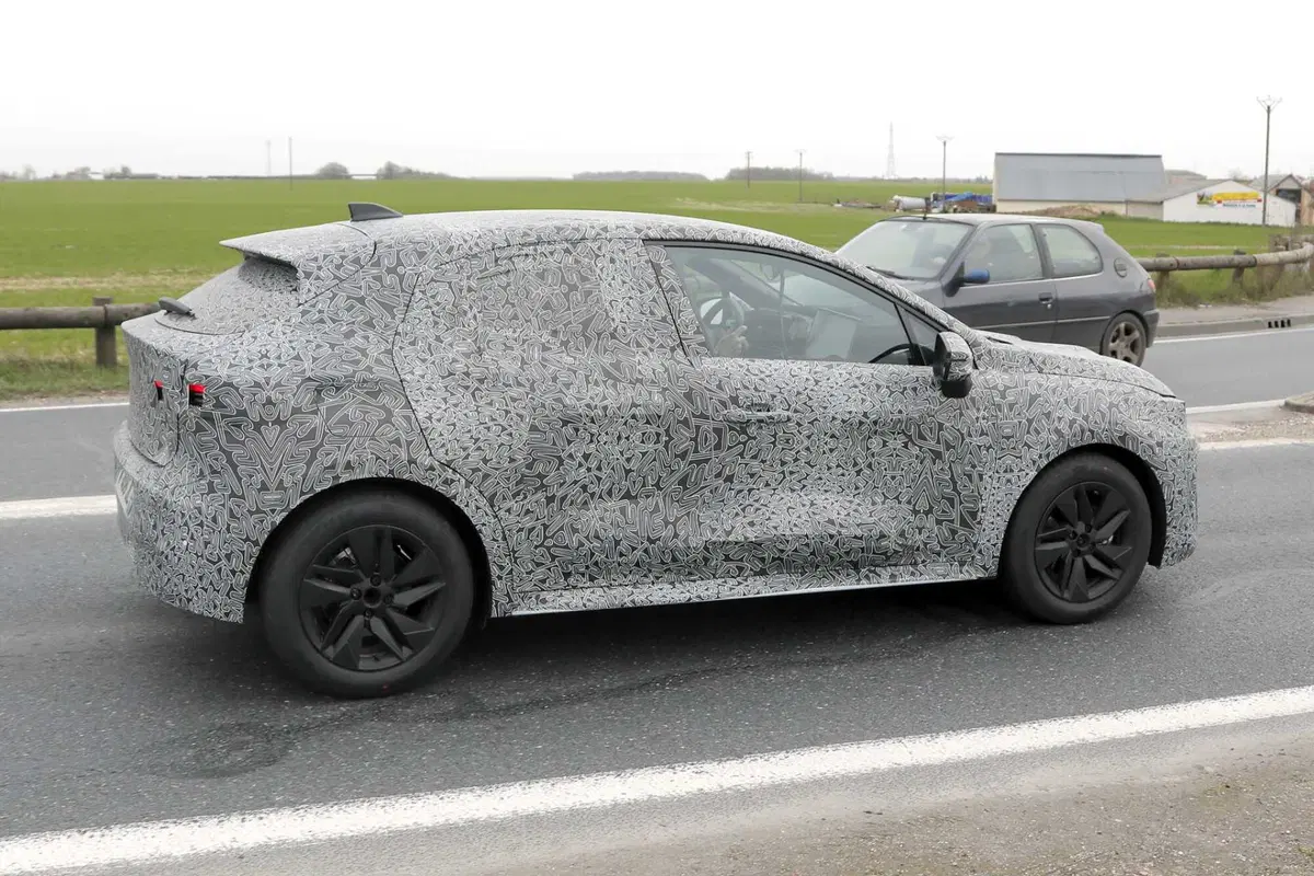 Renault Clio: avvistata la sesta generazione, sempre Full Hybrid [Foto Spia] (7)