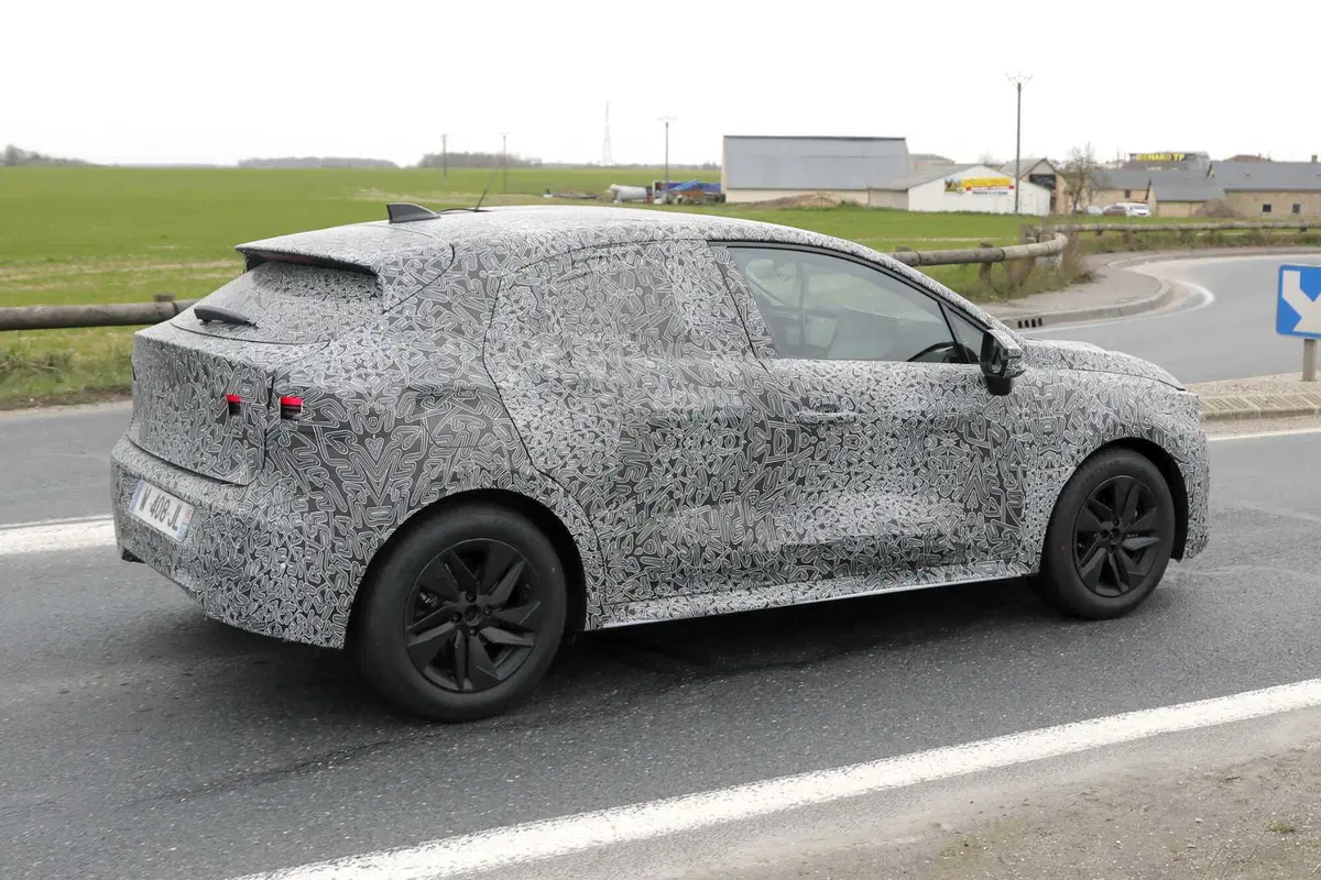 Renault Clio: avvistata la sesta generazione, sempre Full Hybrid [Foto Spia] (8)