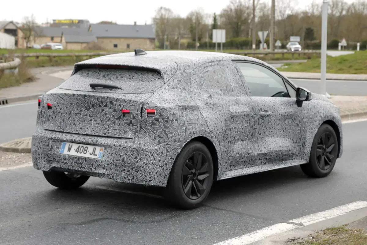 Renault Clio: avvistata la sesta generazione, sempre Full Hybrid [Foto Spia] (9)