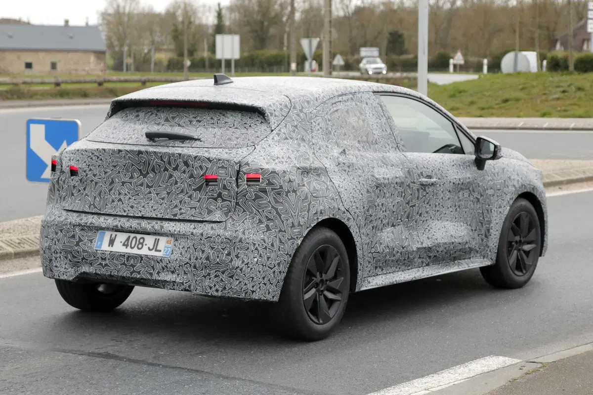 Renault Clio: avvistata la sesta generazione, sempre Full Hybrid [Foto Spia] (10)
