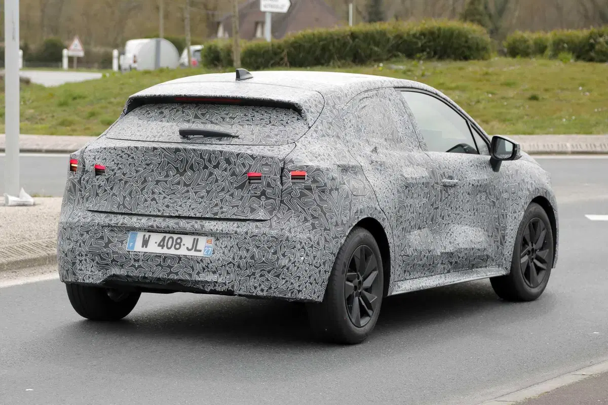 Renault Clio: avvistata la sesta generazione, sempre Full Hybrid [Foto Spia] (11)