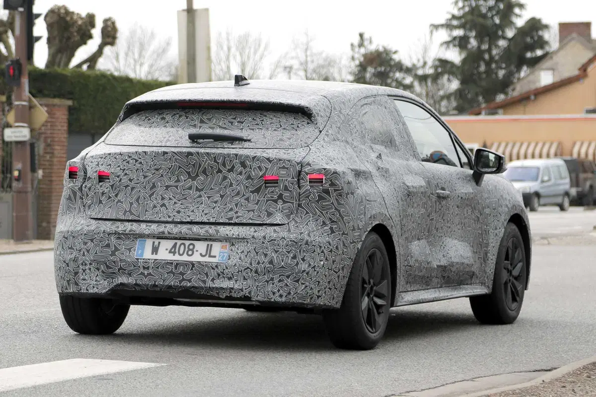 Renault Clio: avvistata la sesta generazione, sempre Full Hybrid [Foto Spia] (12)