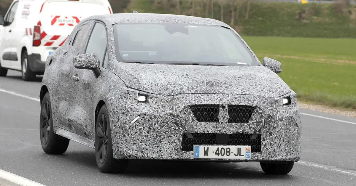 Renault Clio: avvistata la sesta generazione, sempre Full Hybrid [Foto Spia]