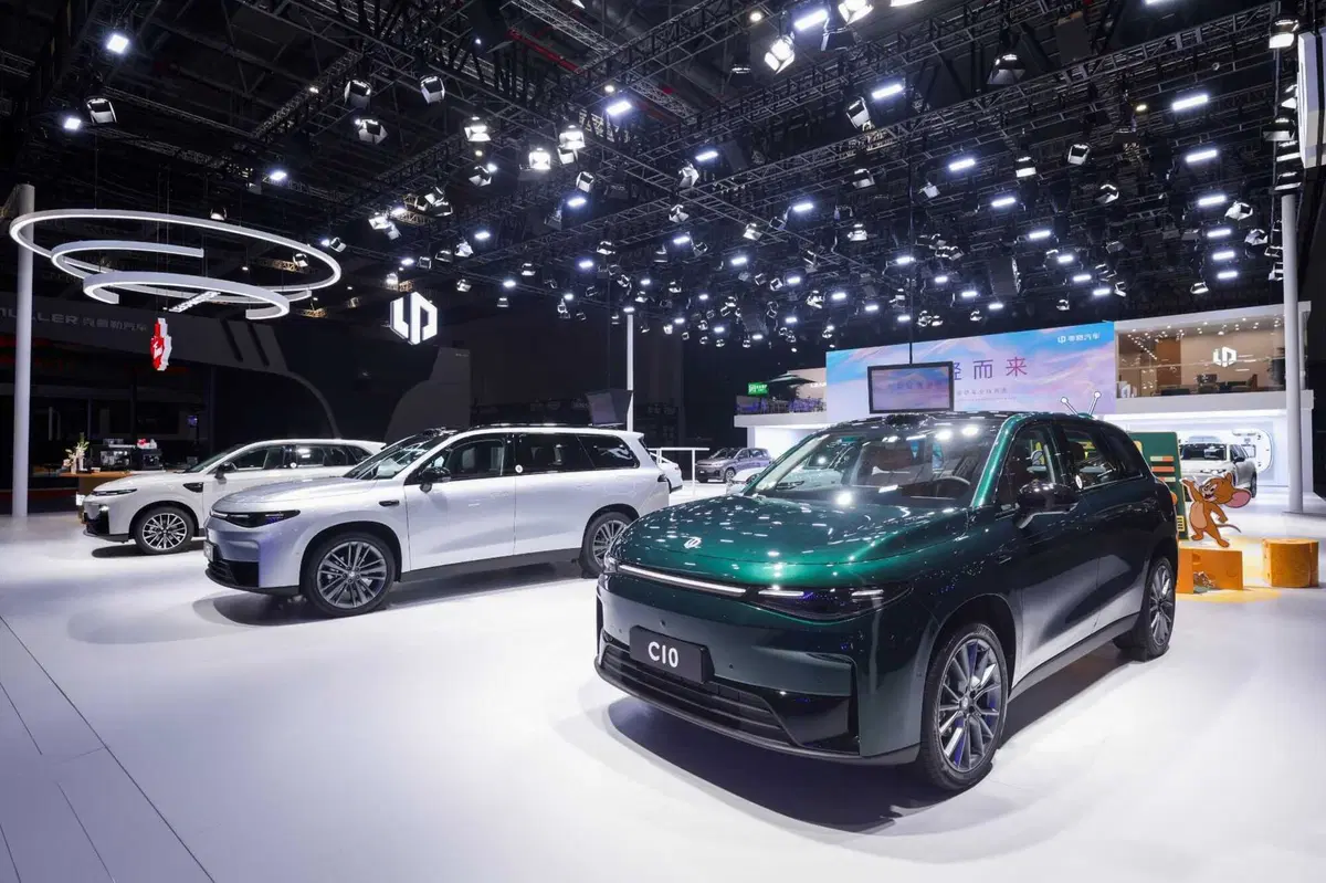 Leapmotor B01: berlina del gruppo Stellantis a batterie a Shanghai 2025   (2)