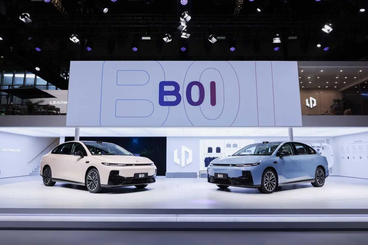 Leapmotor B01: berlina del gruppo Stellantis a batterie a Shanghai 2025   (4)