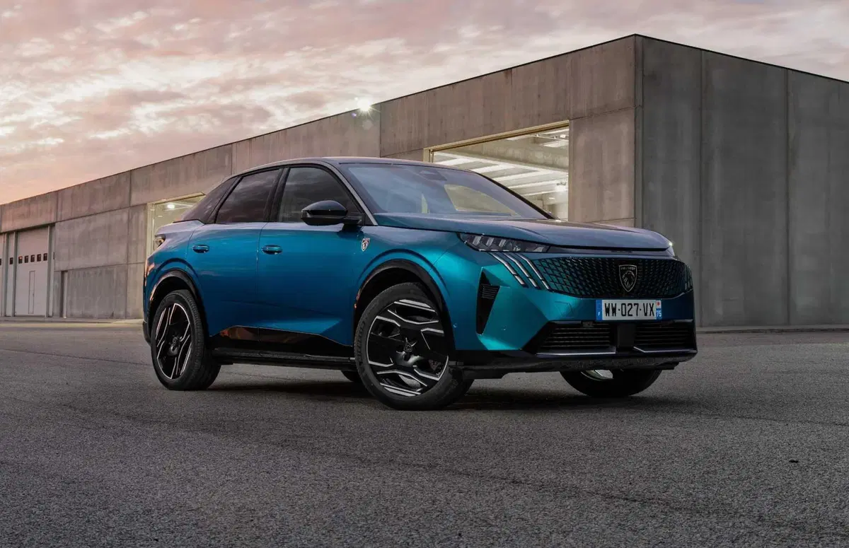 Nuova Peugeot 3008: le immagini degli esterni