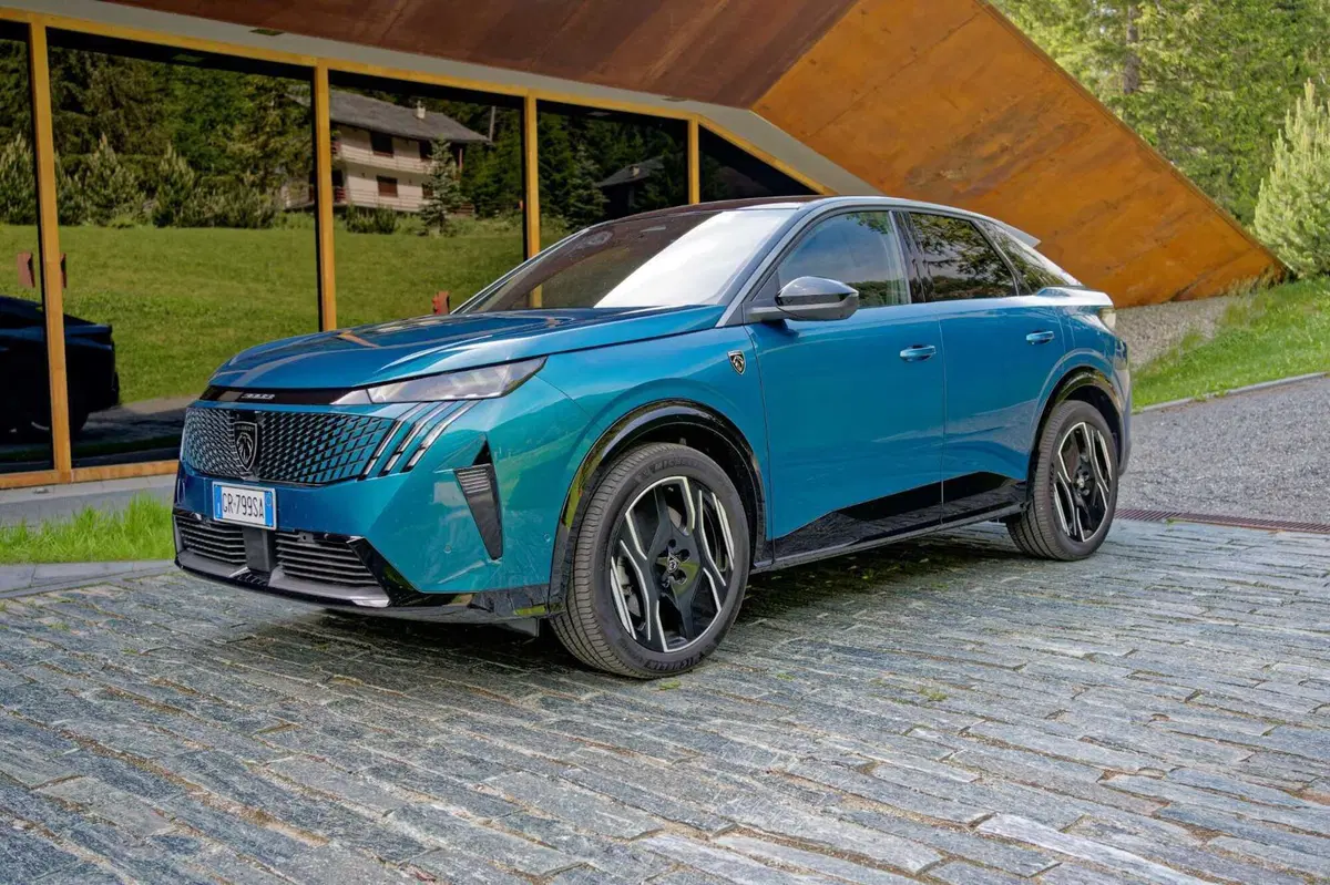 Nuova Peugeot 3008: le immagini degli esterni (6)