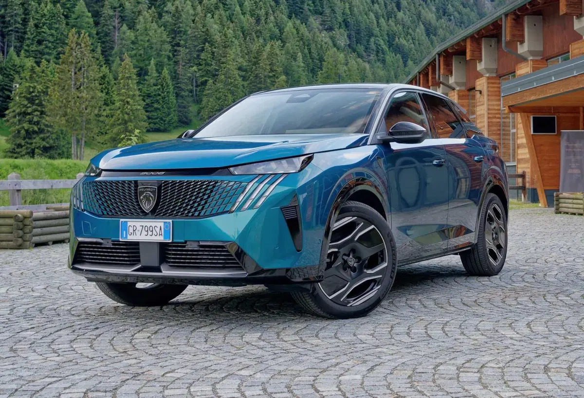 Nuova Peugeot 3008: le immagini degli esterni (7)