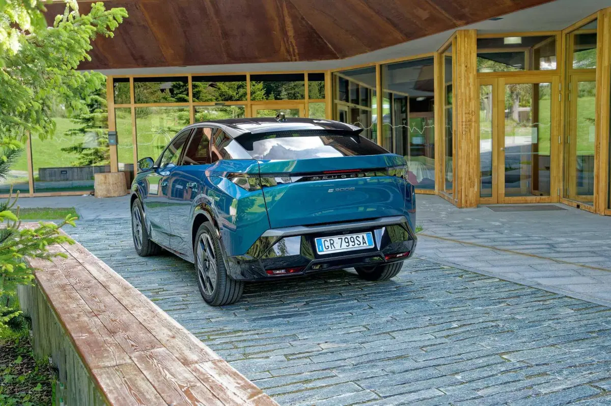 Nuova Peugeot 3008: le immagini degli esterni (9)
