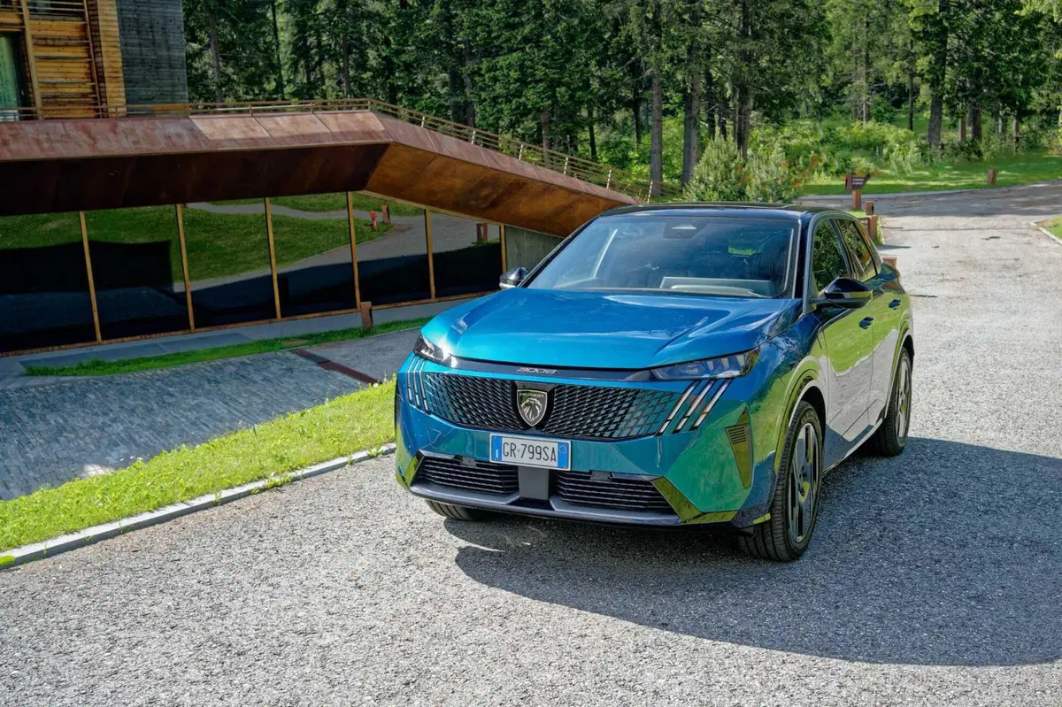 Nuova Peugeot 3008: le immagini degli esterni (10)
