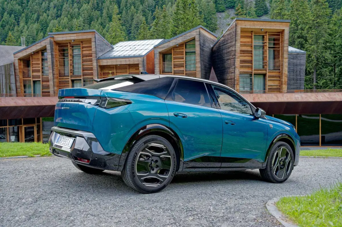 Nuova Peugeot 3008: le immagini degli esterni (12)