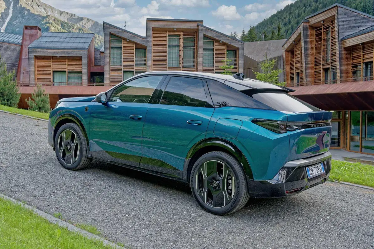 Nuova Peugeot 3008: le immagini degli esterni (11)