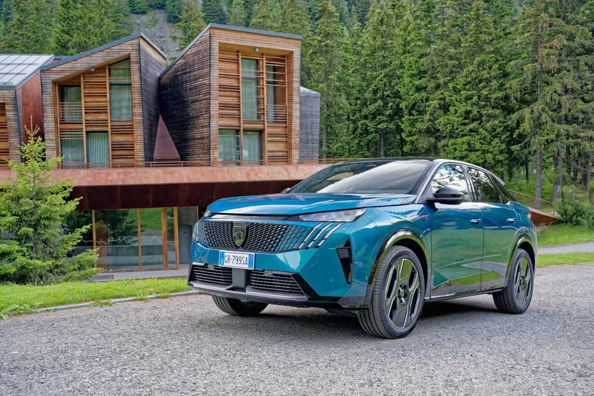 Nuova Peugeot 3008: le immagini degli esterni (13)