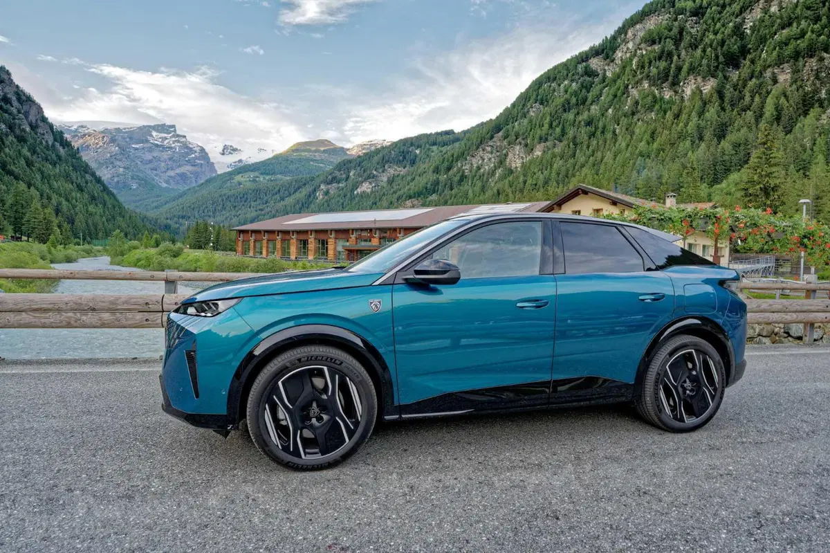 Nuova Peugeot 3008: le immagini degli esterni (14)