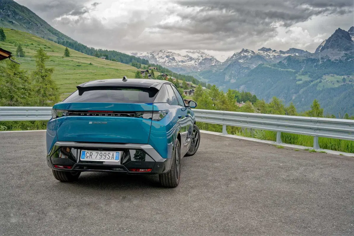 Nuova Peugeot 3008: le immagini degli esterni (16)