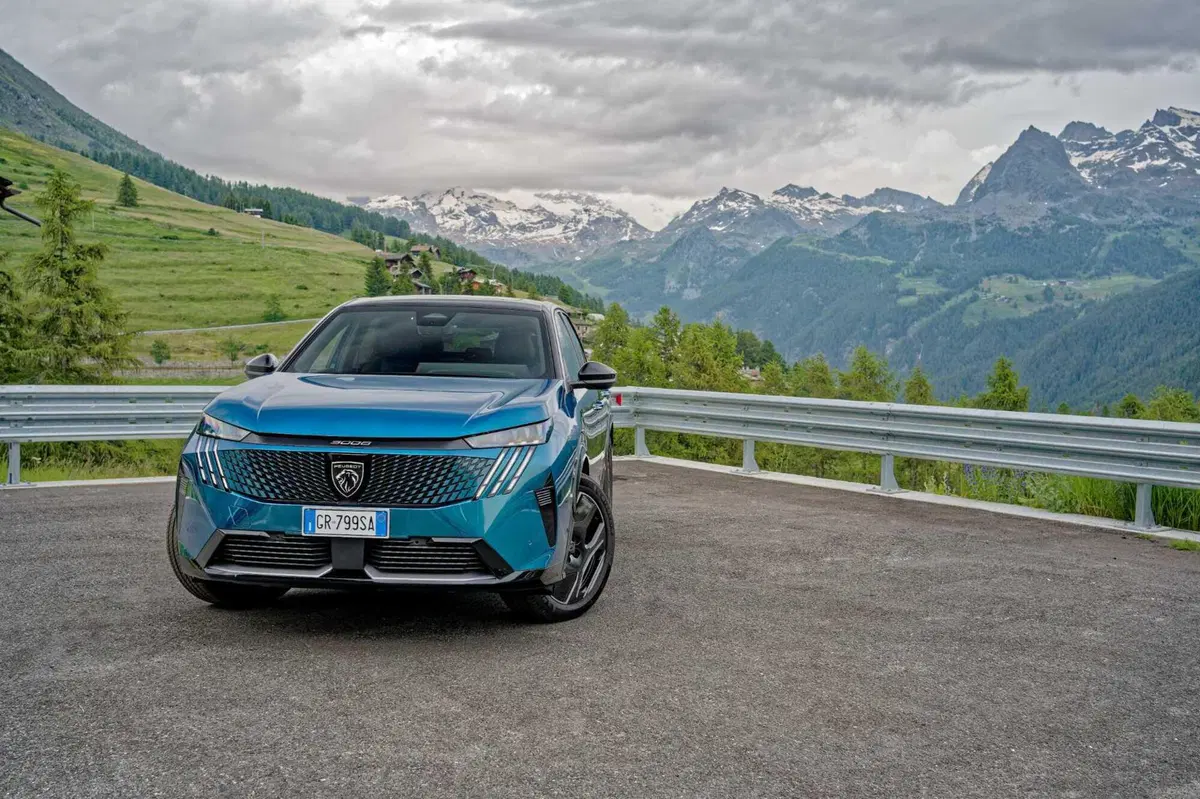 Nuova Peugeot 3008: le immagini degli esterni (17)