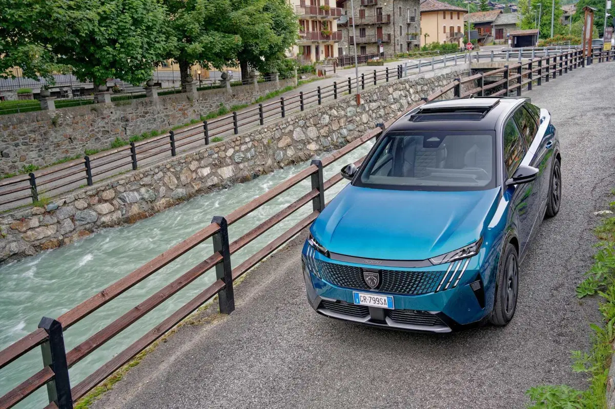 Nuova Peugeot 3008: le immagini degli esterni (18)