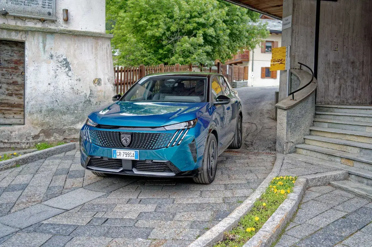 Nuova Peugeot 3008: le immagini degli esterni (19)