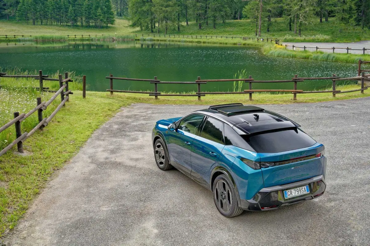 Nuova Peugeot 3008: le immagini degli esterni (20)