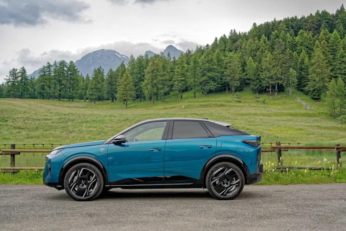 Nuova Peugeot 3008: le immagini degli esterni (21)