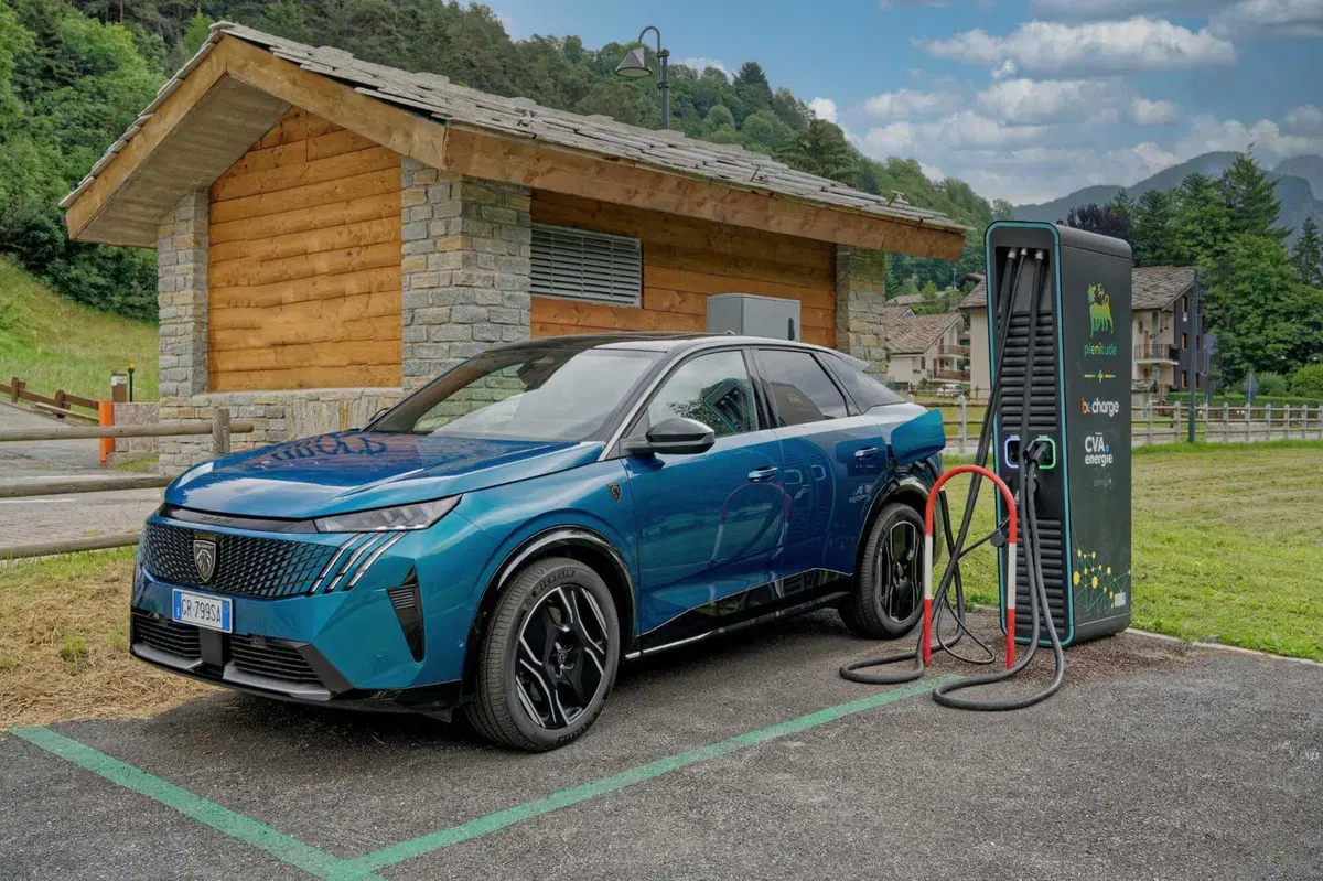 Nuova Peugeot 3008: le immagini degli esterni (22)