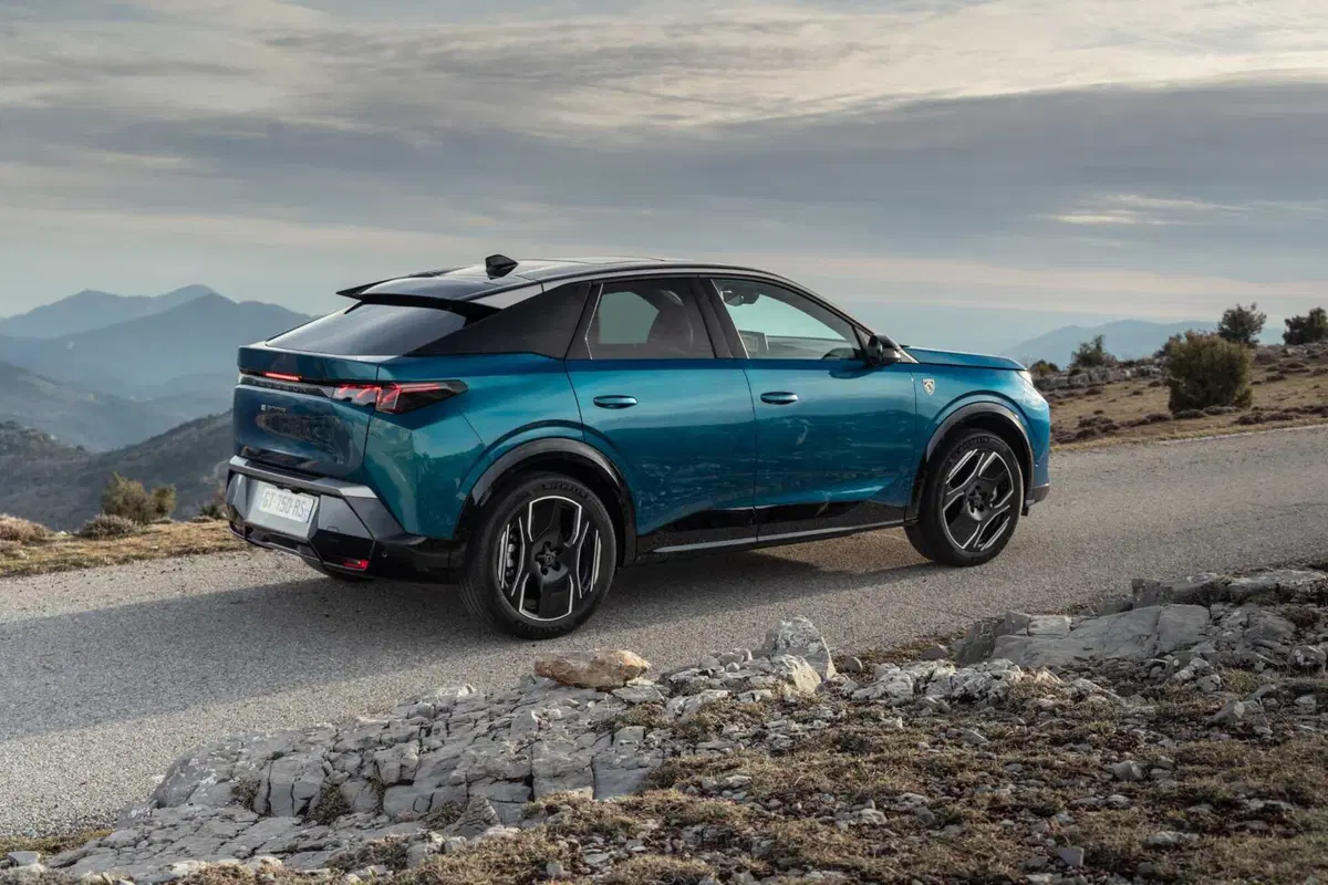 Nuova Peugeot 3008: le immagini degli esterni (23)