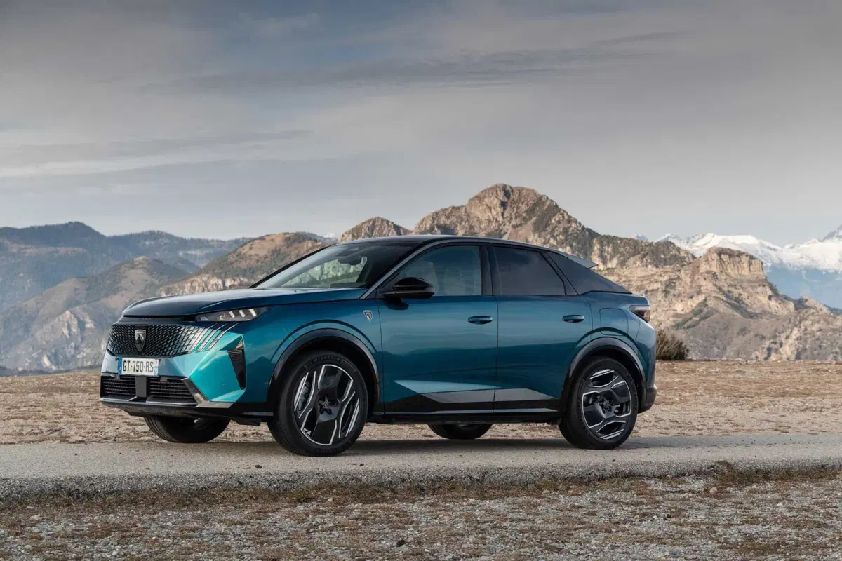 Nuova Peugeot 3008: le immagini degli esterni (24)