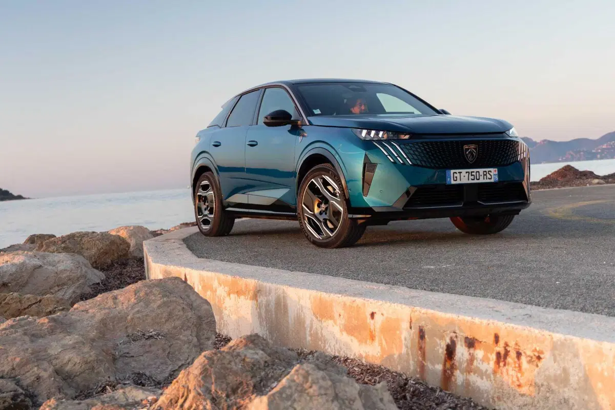 Nuova Peugeot 3008: le immagini degli esterni (26)