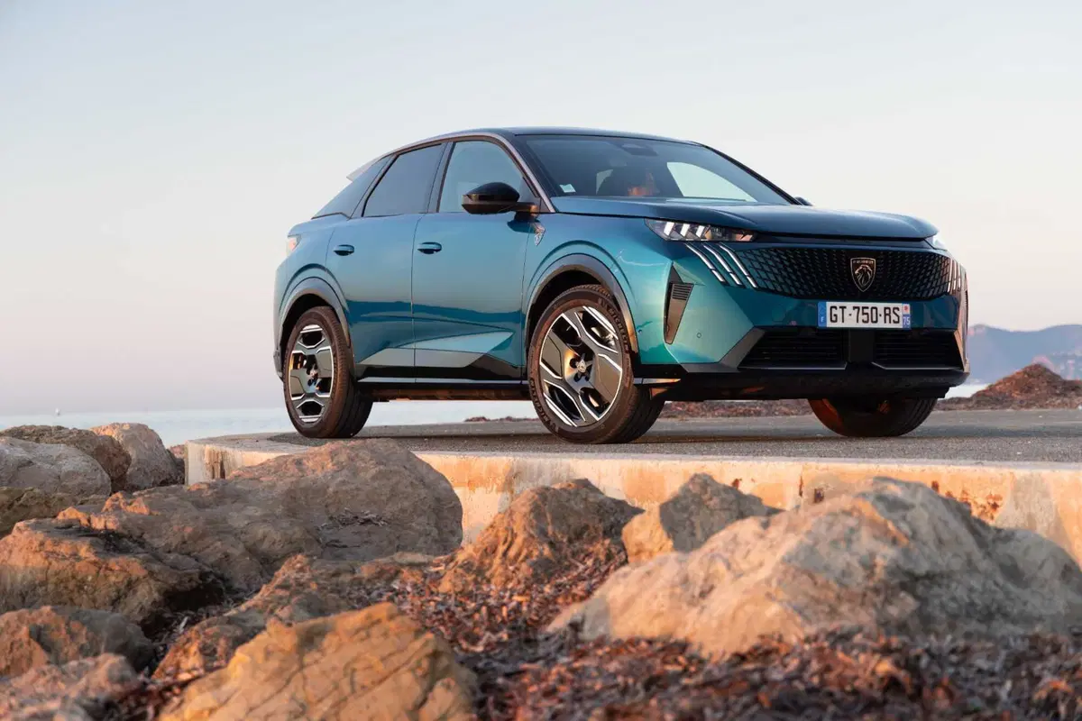 Nuova Peugeot 3008: le immagini degli esterni (27)