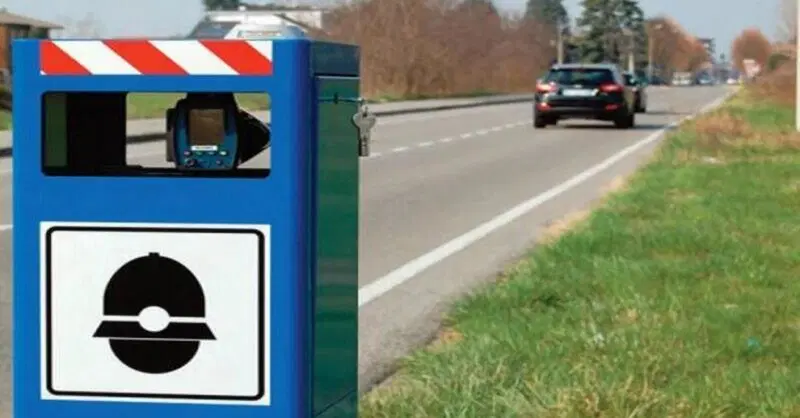Se lampeggio per segnalare un autovelox agli altri mi danno la multa?