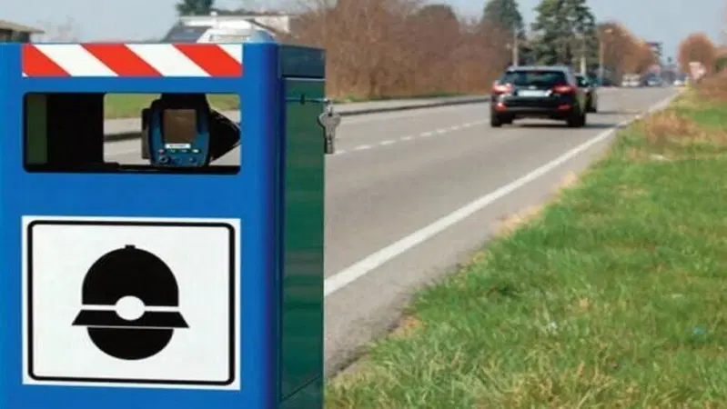 Se lampeggio per segnalare un autovelox agli altri mi danno la multa?