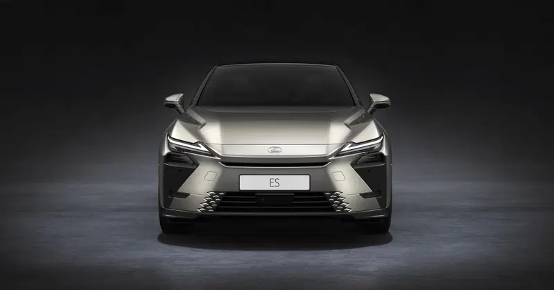 Lexus: arriva la nuova ES, ibrida ed elettrica, dal 2026