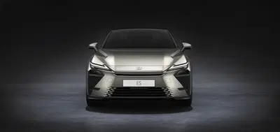 Lexus: arriva la nuova ES, ibrida ed elettrica, dal 2026
