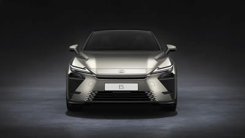 Lexus: arriva la nuova ES, ibrida ed elettrica, dal 2026