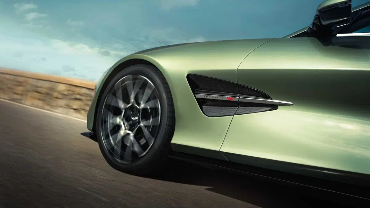 Aston Martin Vanquish Volante (2025-->>) (15)