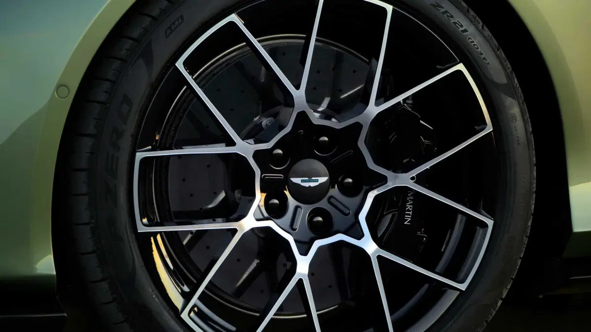 Aston Martin Vanquish Volante (2025-->>) (22)