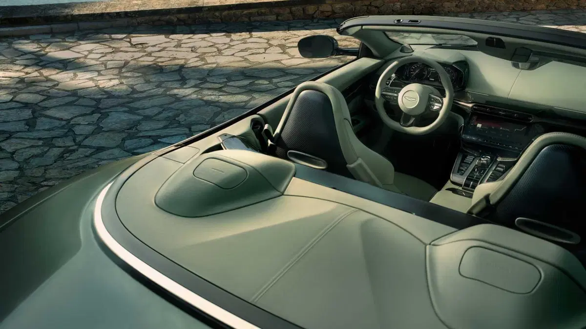 Aston Martin Vanquish Volante (2025-->>) (11)