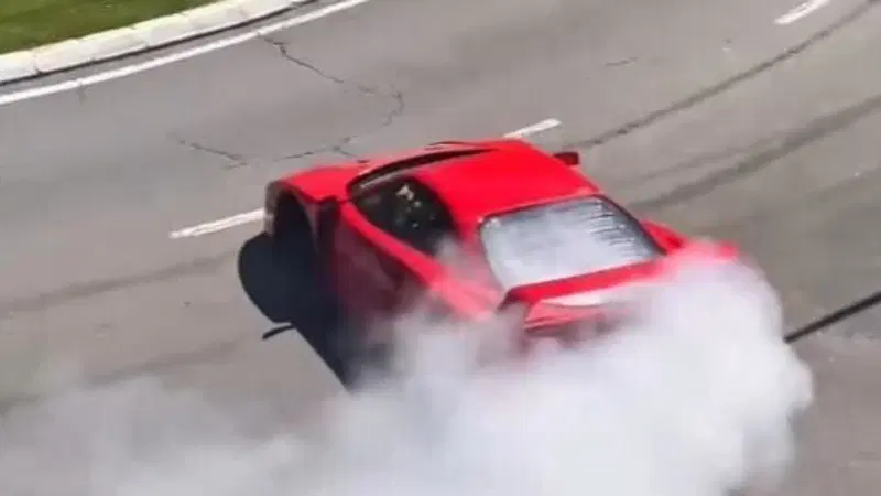 Ferrari F40, la maestria del controsterzo su un'auto per niente facile [VIDEO]
