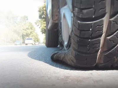 Dozzine di gomme sgonfiate alle SUV, attivisti del clima in azione