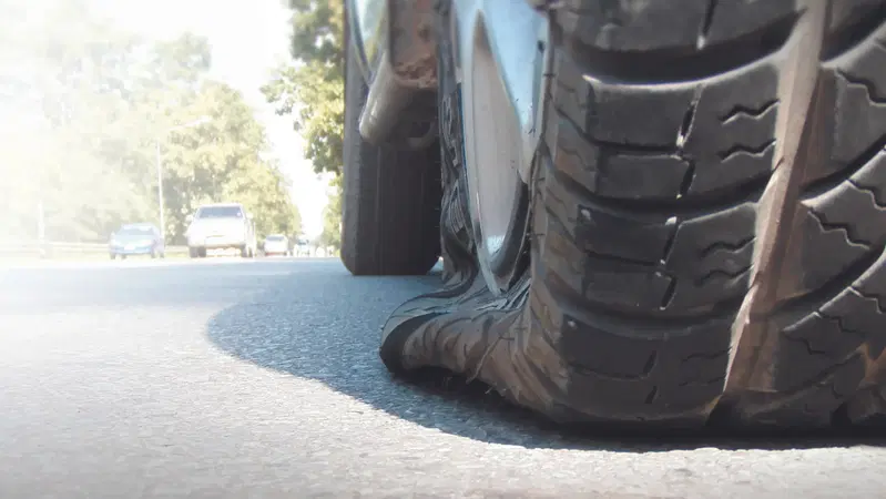 Dozzine di gomme sgonfiate alle SUV, attivisti del clima in azione