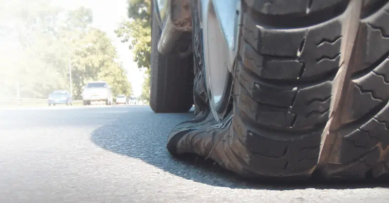 Dozzine di gomme sgonfiate alle SUV, attivisti del clima in azione